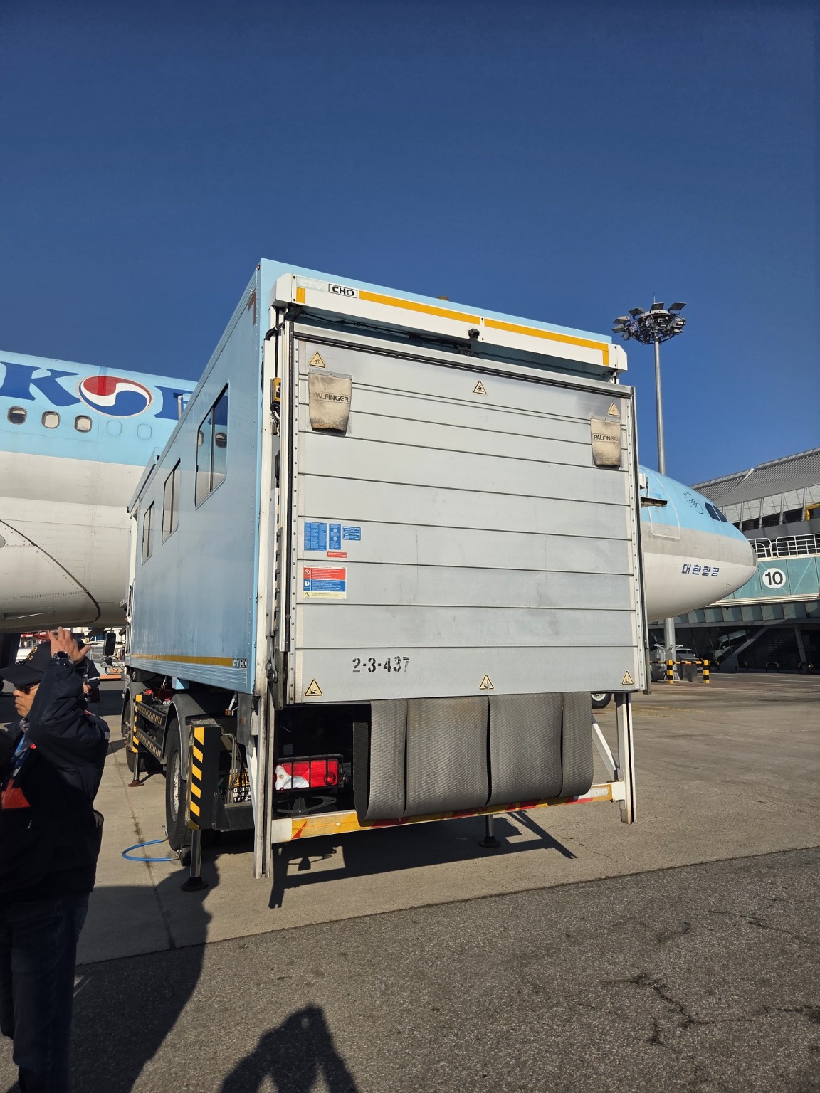 항공기 탑승을 지원하는 공항 특수 승강차량